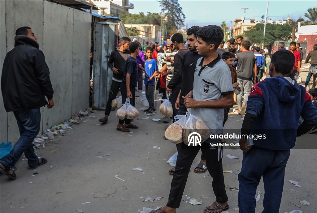 Gazze’de yerinden edilen siviller yardım fırınının önünde uzun kuyruklar oluşturdu