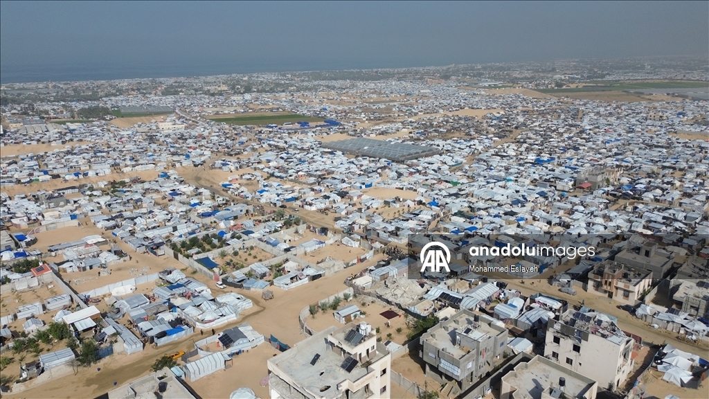 Gazze Şeridi'nde yerinden edilmiş Filistinli aileler kışı yıpranmış çadırlarla karşılıyor
