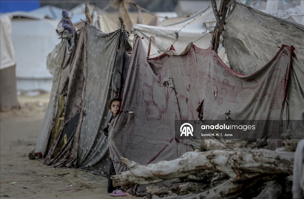 Gazze’de yerinden edilmiş Filistinliler, yıpranmış çadırlarda zorlu hava şartlarıyla mücadele ediyor
