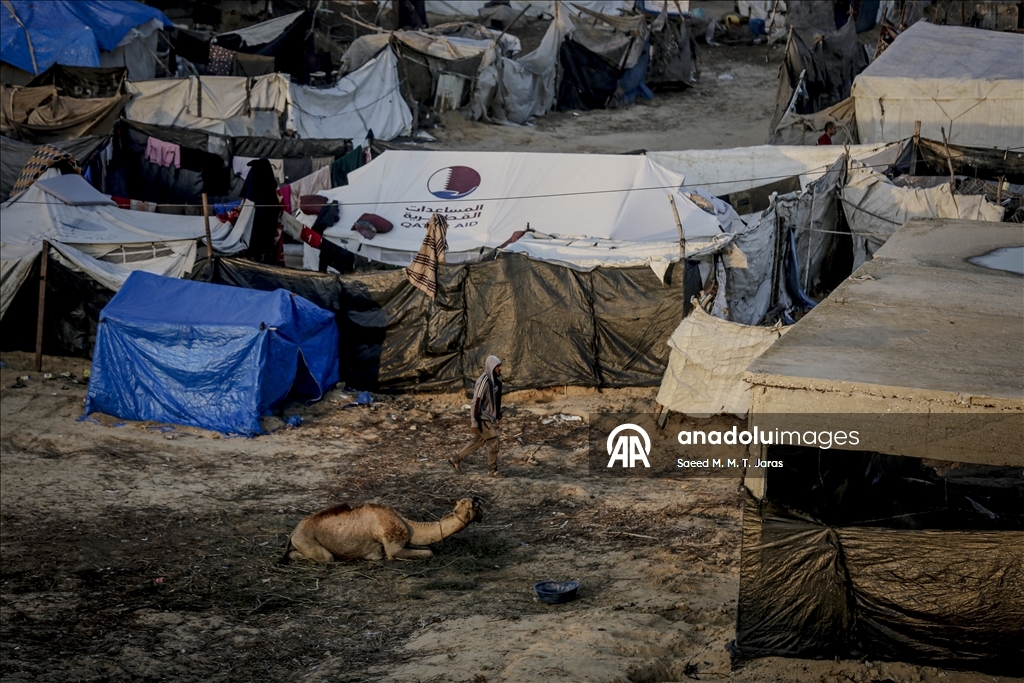 Gazze’de yerinden edilmiş Filistinliler, yıpranmış çadırlarda zorlu hava şartlarıyla mücadele ediyor