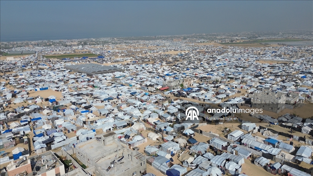 Gazze Şeridi'nde yerinden edilmiş Filistinli aileler kışı yıpranmış çadırlarla karşılıyor