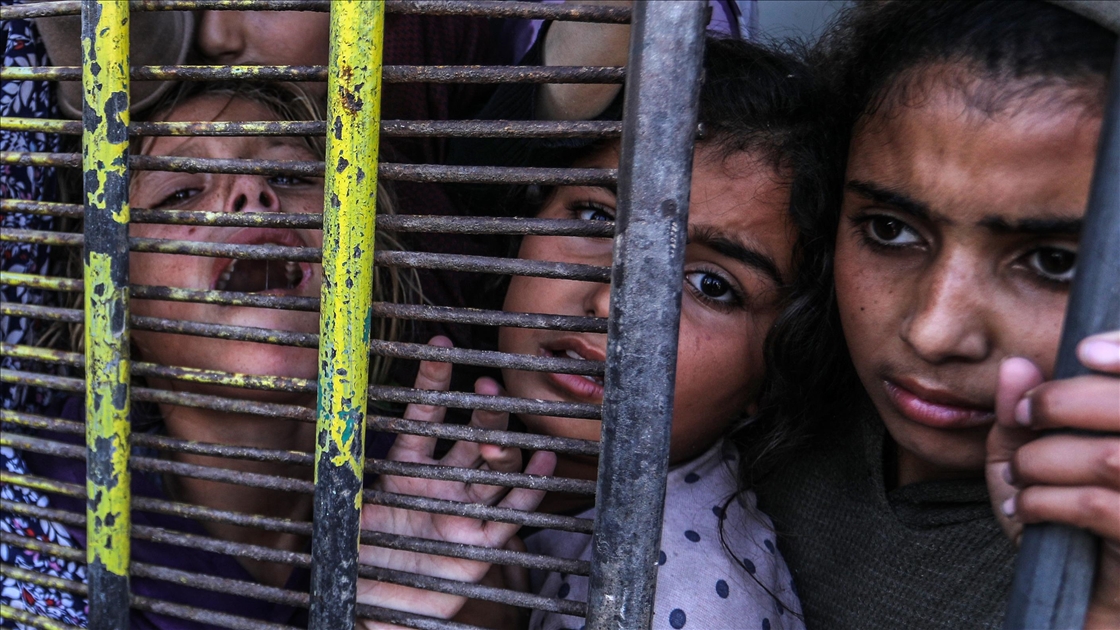 Gazze’de yerinden edilen siviller yardım fırınının önünde uzun kuyruklar oluşturdu