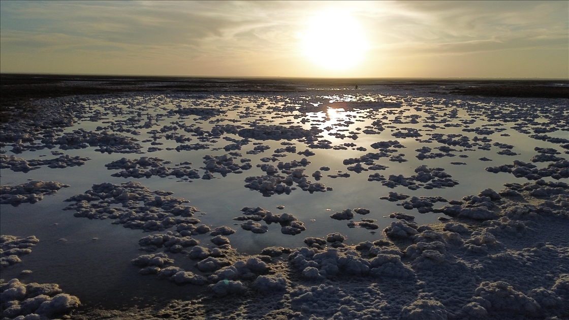 Tuz Gölü'nde oluşan kütleler fotoğraf tutkunlarının ilgisini çekiyor