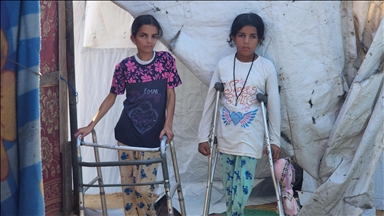 İsrail saldırısı sonucu yaralanan Filistinli kardeşler, tedavi olmayı bekliyor