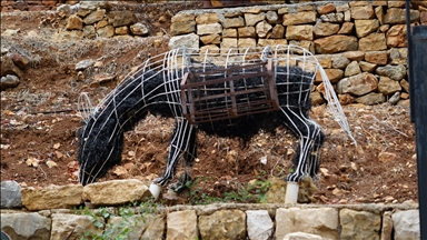 Lübnanlı sanatçı Nassar, şarapnel ve savaş kalıntılarını "barış mesajı taşıyan" eserlere dönüştürüyor