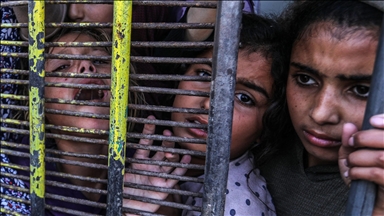 Gazze’de yerinden edilen siviller yardım fırınının önünde uzun kuyruklar oluşturdu