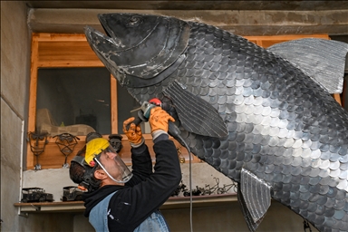 إيراني يبدع بنحت سمكة لؤلؤية بطول 3.3 أمتار من الخردة المعدنية