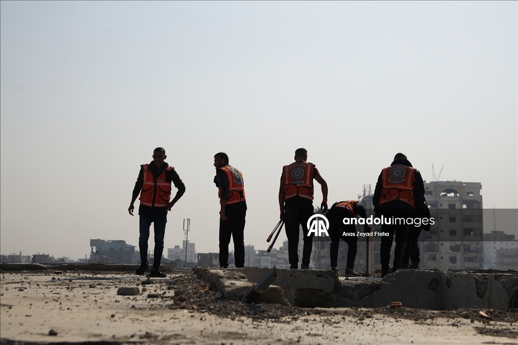 В Газе спасательные службы продолжают работу в поврежденных зданиях