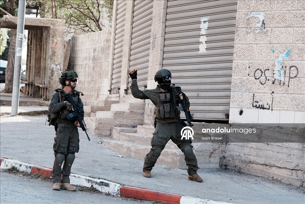 İsrail ordusu, Nablus'ta geniş çaplı baskınlar düzenliyor