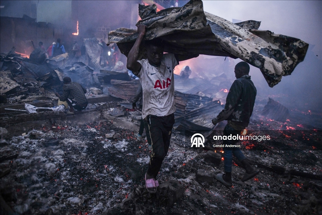 Kenya'nın başkenti Nairobi'de çıkan yangın çok sayıda evin yanmasına neden oldu