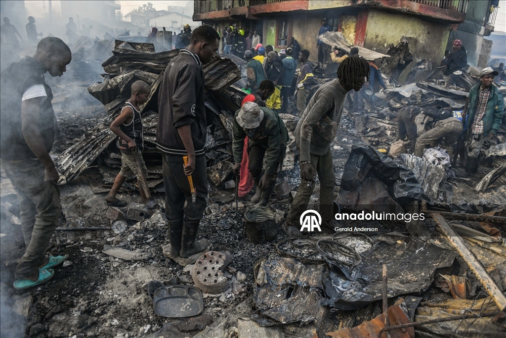 Kenya'nın başkenti Nairobi'de çıkan yangın çok sayıda evin yanmasına neden oldu