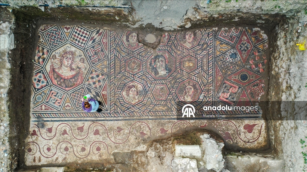 Ancient floor mosaic belonging to 3rd-century unearthed in Turkiye's Iznik