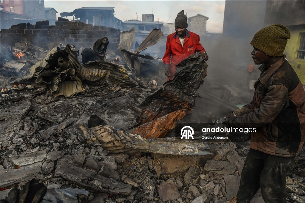 Kenya'nın başkenti Nairobi'de çıkan yangın çok sayıda evin yanmasına neden oldu