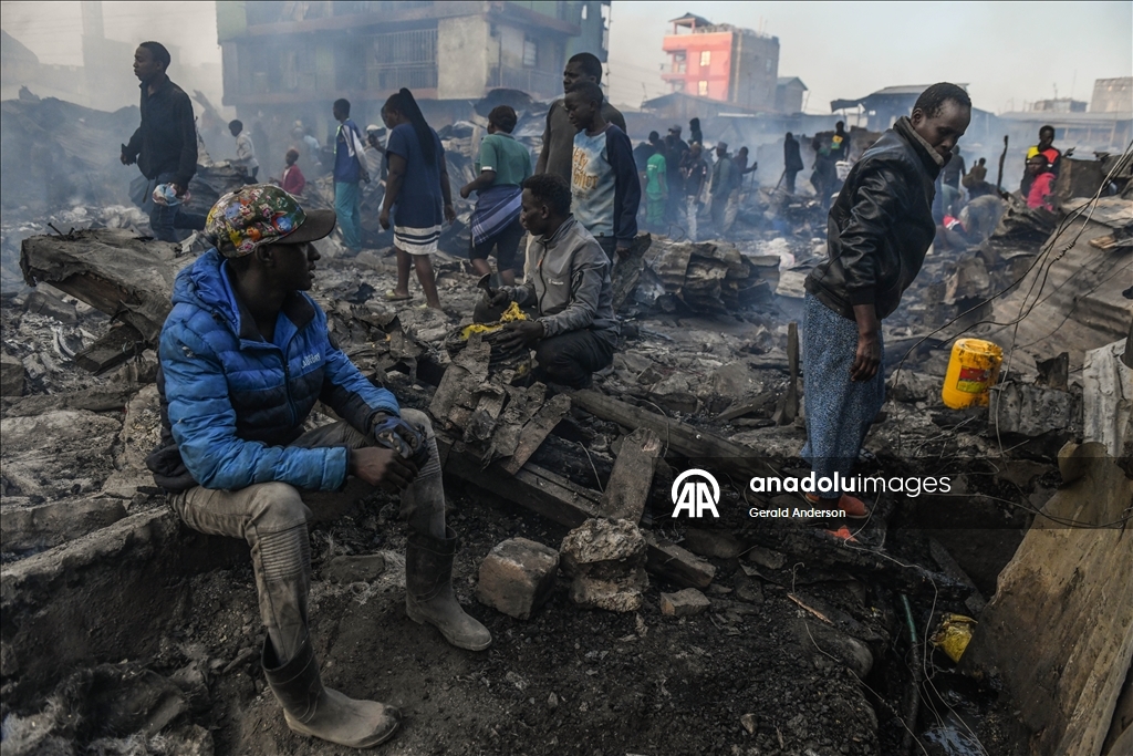 Kenya'nın başkenti Nairobi'de çıkan yangın çok sayıda evin yanmasına neden oldu
