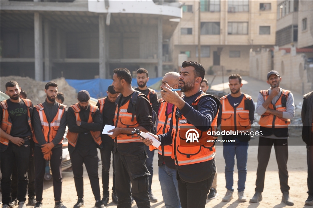 В Газе спасательные службы продолжают работу в поврежденных зданиях