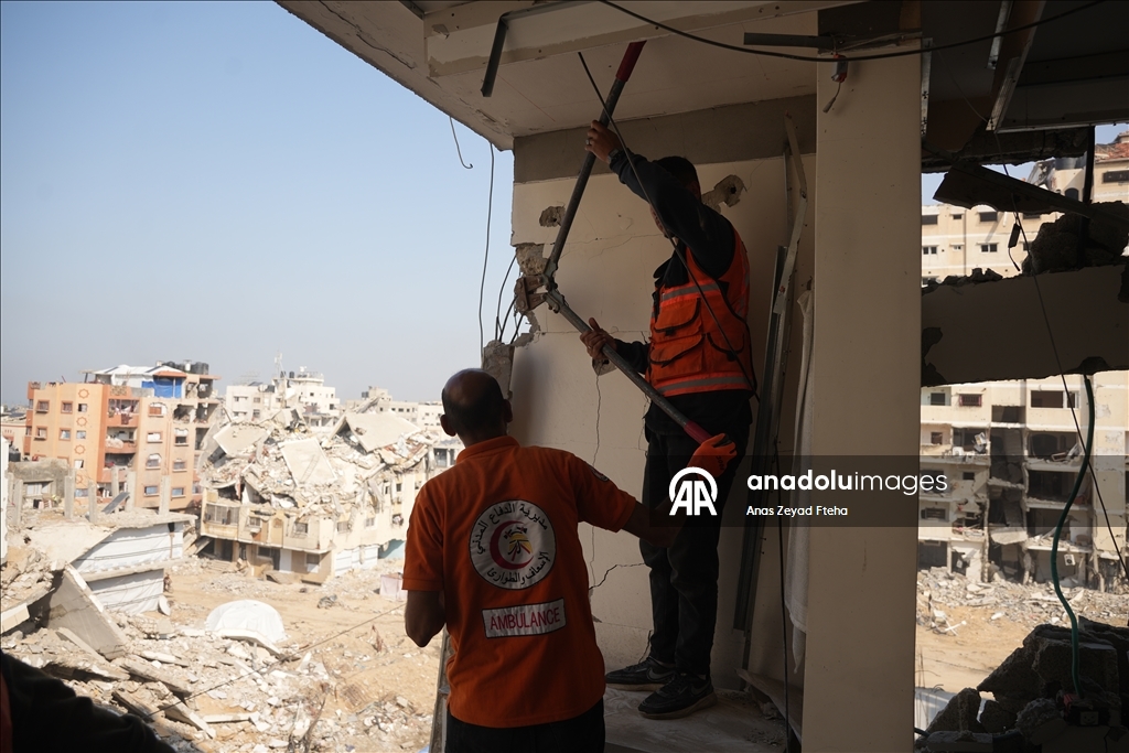 В Газе спасательные службы продолжают работу в поврежденных зданиях