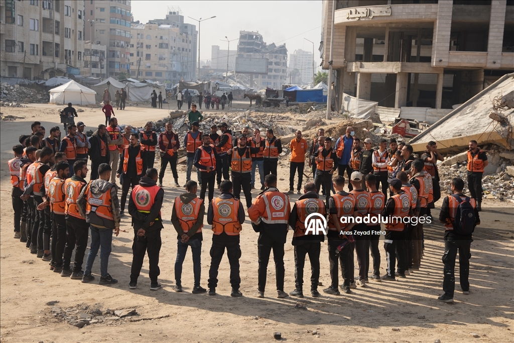 В Газе спасательные службы продолжают работу в поврежденных зданиях