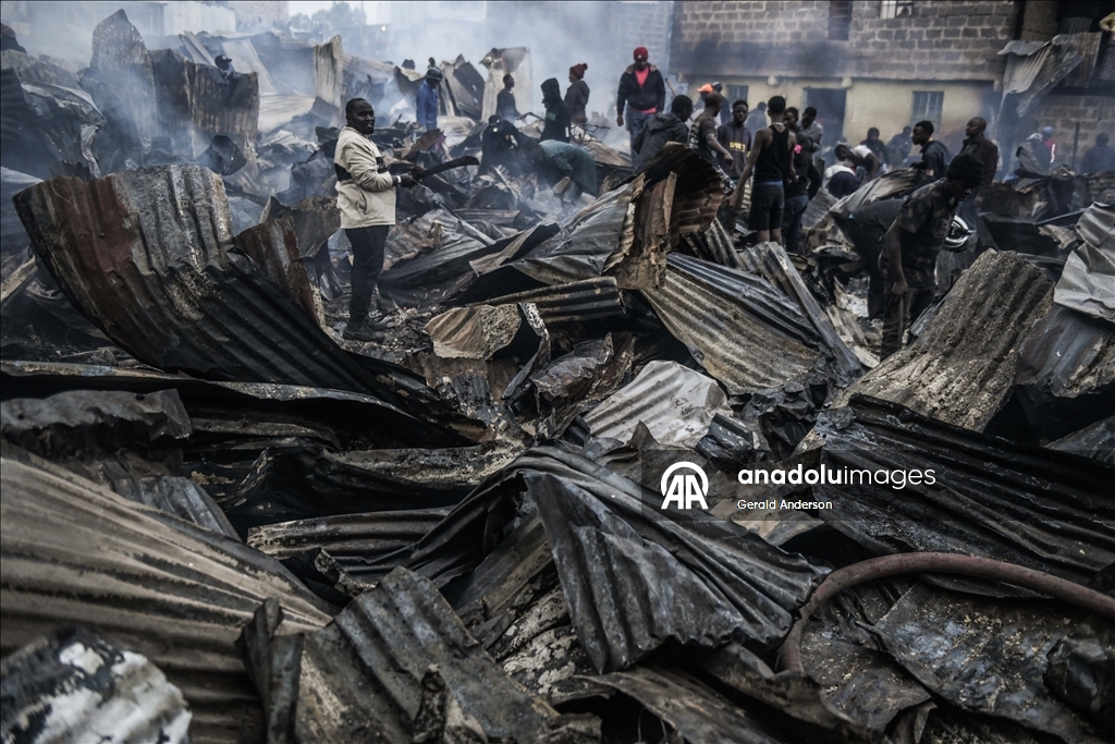 Kenya'nın başkenti Nairobi'de çıkan yangın çok sayıda evin yanmasına neden oldu