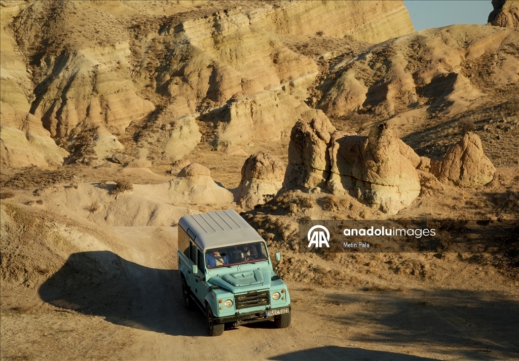 Kapadokya’da arazi araçları ve atlarla yapılan turlar ilgi görüyor