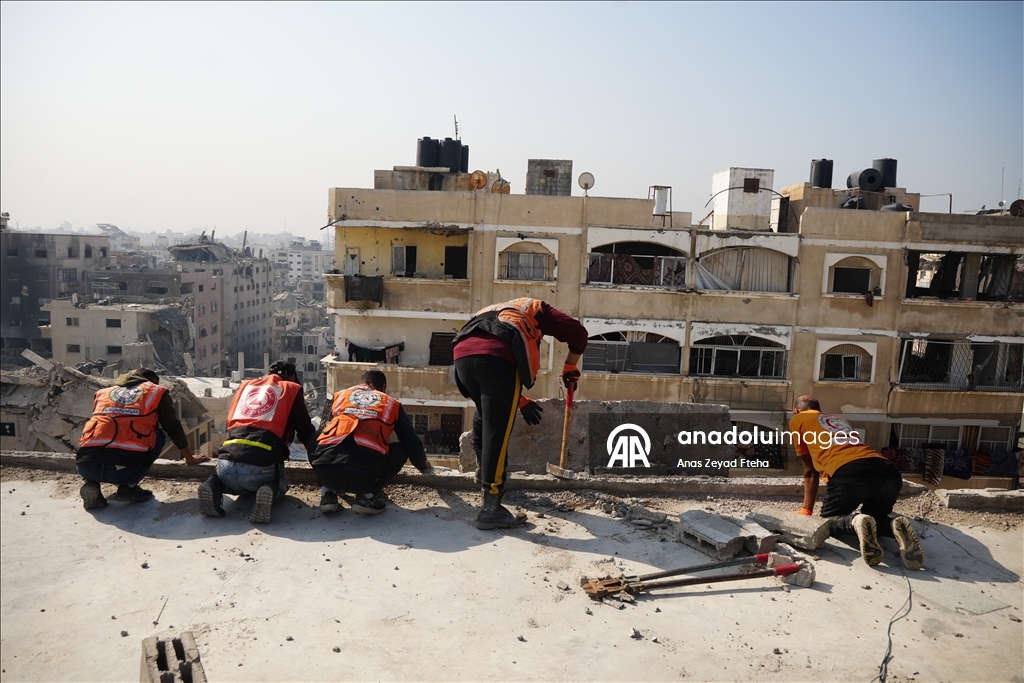 В Газе спасательные службы продолжают работу в поврежденных зданиях