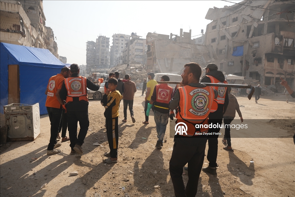 В Газе спасательные службы продолжают работу в поврежденных зданиях