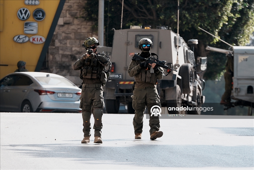 İsrail ordusu, Nablus'ta geniş çaplı baskınlar düzenliyor