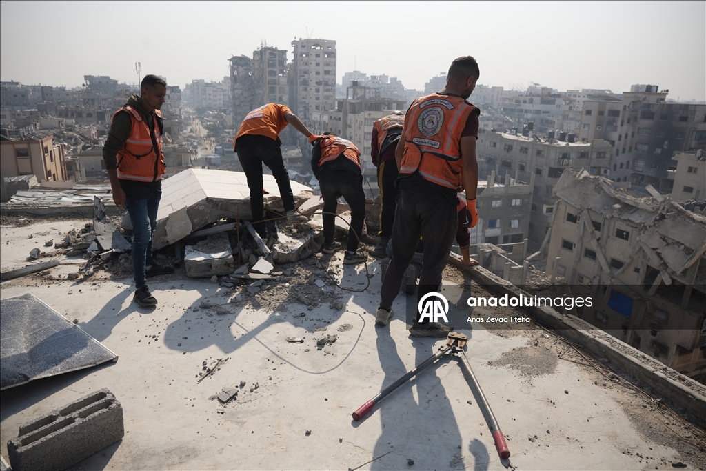 В Газе спасательные службы продолжают работу в поврежденных зданиях