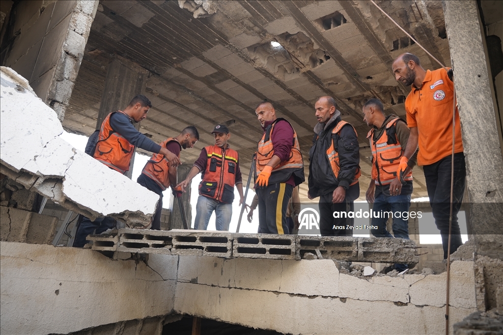 В Газе спасательные службы продолжают работу в поврежденных зданиях