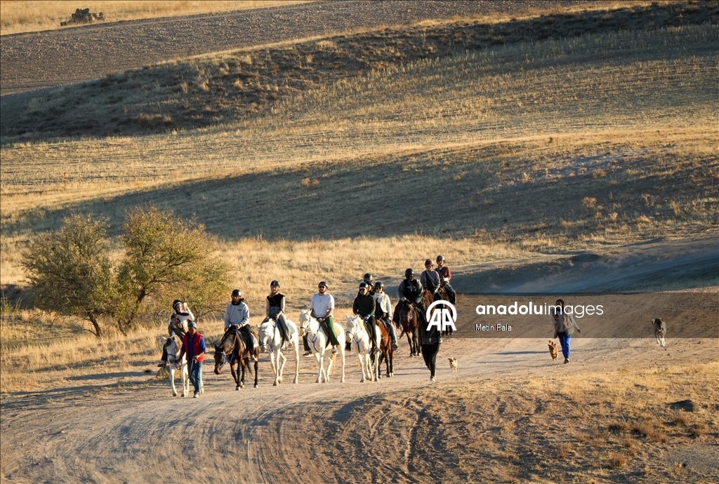 Kapadokya’da arazi araçları ve atlarla yapılan turlar ilgi görüyor