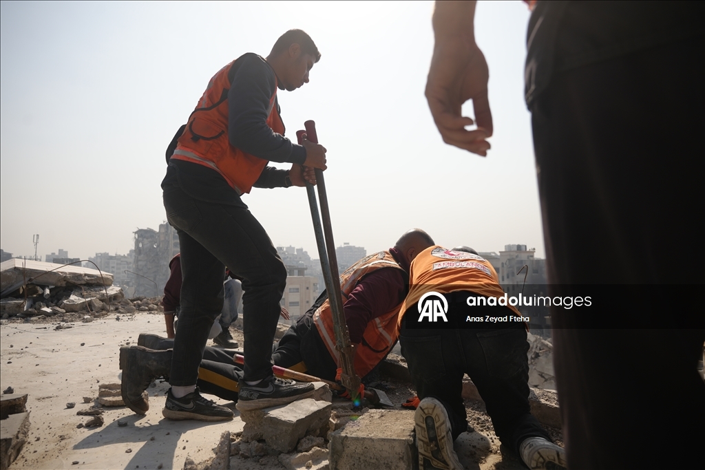 В Газе спасательные службы продолжают работу в поврежденных зданиях