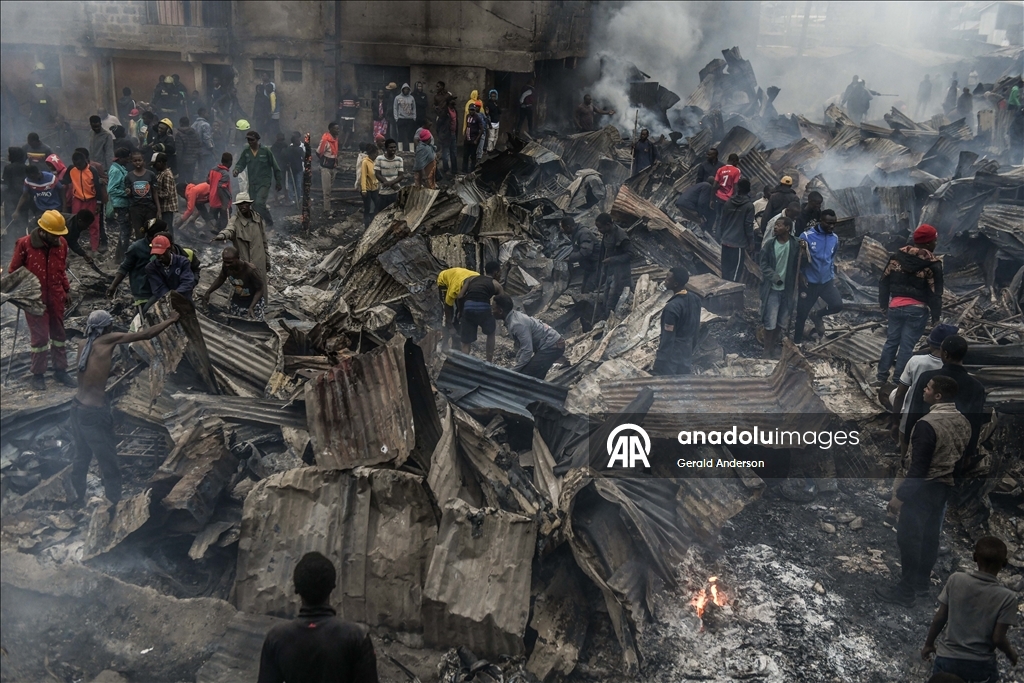 Kenya'nın başkenti Nairobi'de çıkan yangın çok sayıda evin yanmasına neden oldu