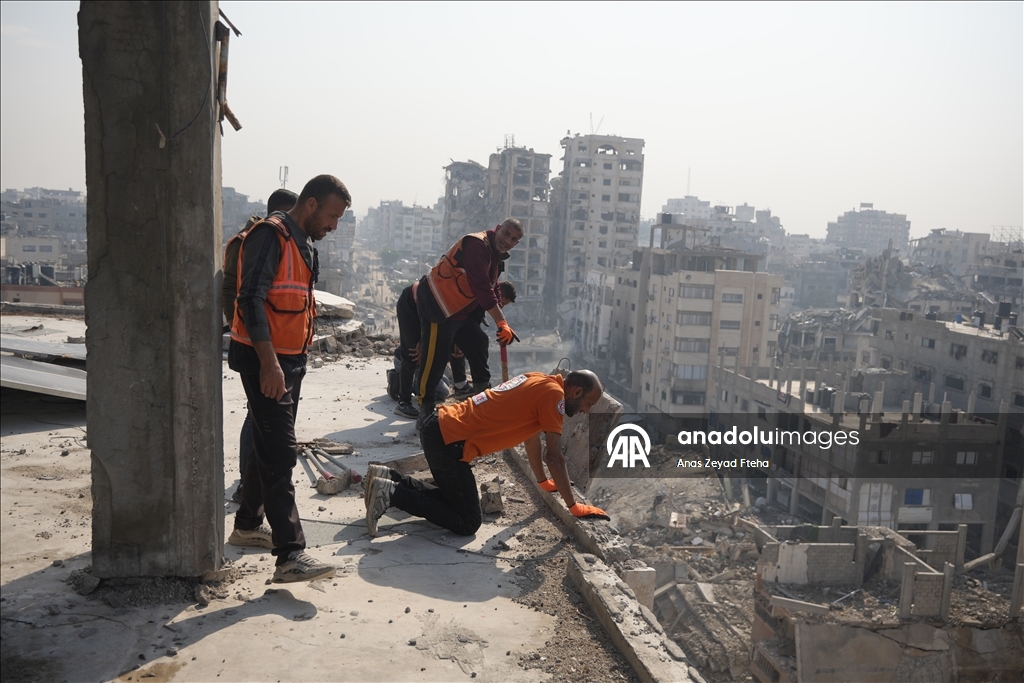 В Газе спасательные службы продолжают работу в поврежденных зданиях