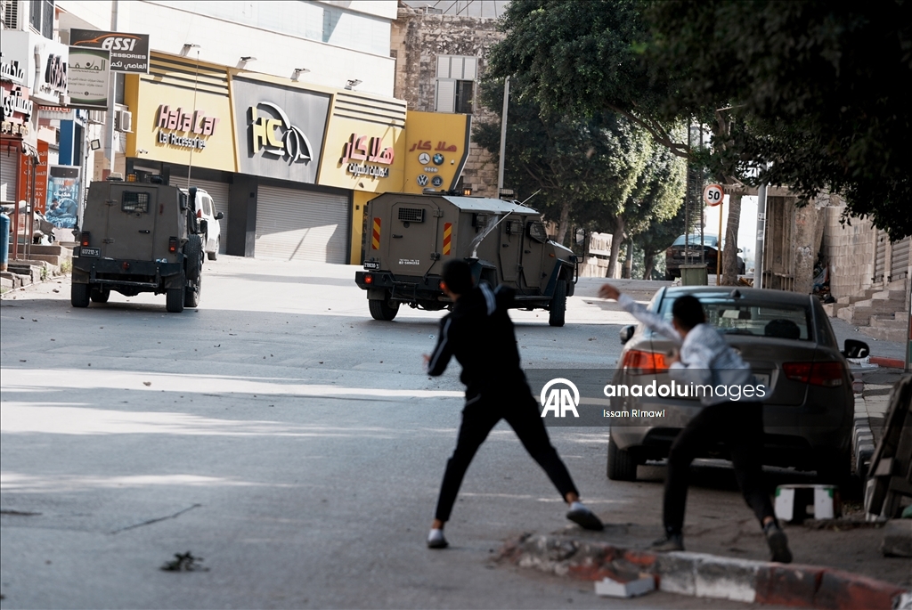 İsrail ordusu, Nablus'ta geniş çaplı baskınlar düzenliyor