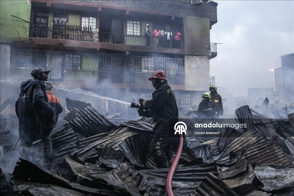 Kenya'nın başkenti Nairobi'de çıkan yangın çok sayıda evin yanmasına neden oldu