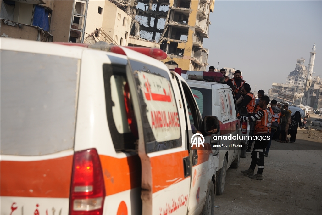 В Газе спасательные службы продолжают работу в поврежденных зданиях