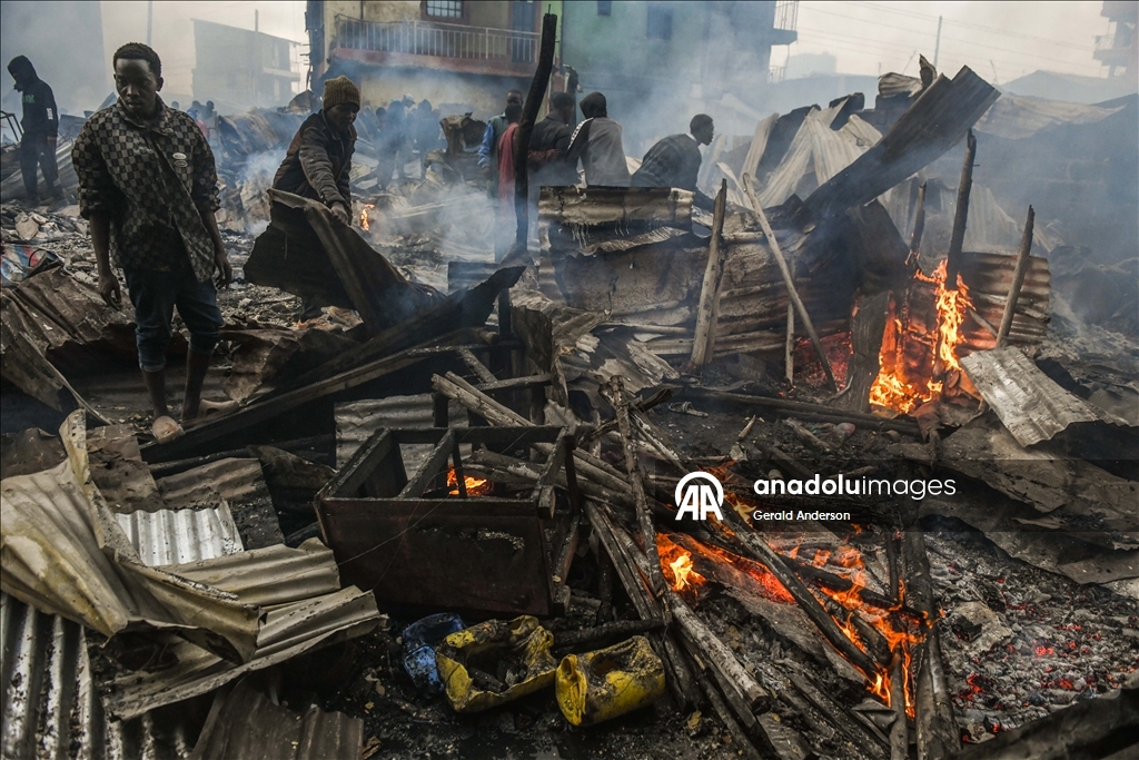 Kenya'nın başkenti Nairobi'de çıkan yangın çok sayıda evin yanmasına neden oldu