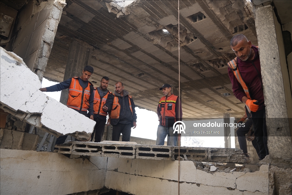 В Газе спасательные службы продолжают работу в поврежденных зданиях