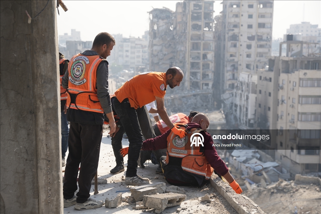В Газе спасательные службы продолжают работу в поврежденных зданиях