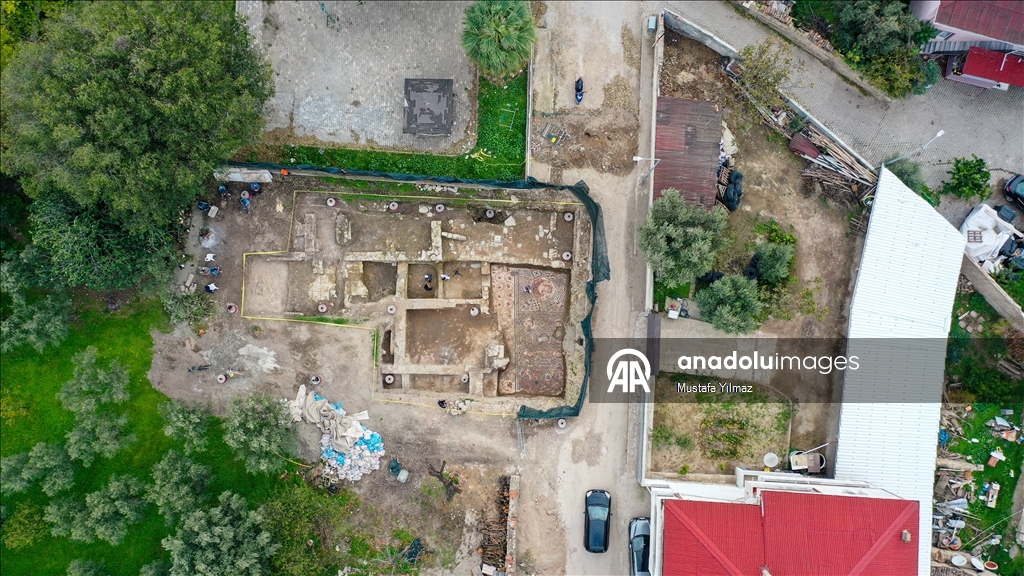 Ancient floor mosaic belonging to 3rd-century unearthed in Turkiye's Iznik