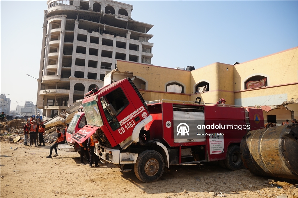 В Газе спасательные службы продолжают работу в поврежденных зданиях