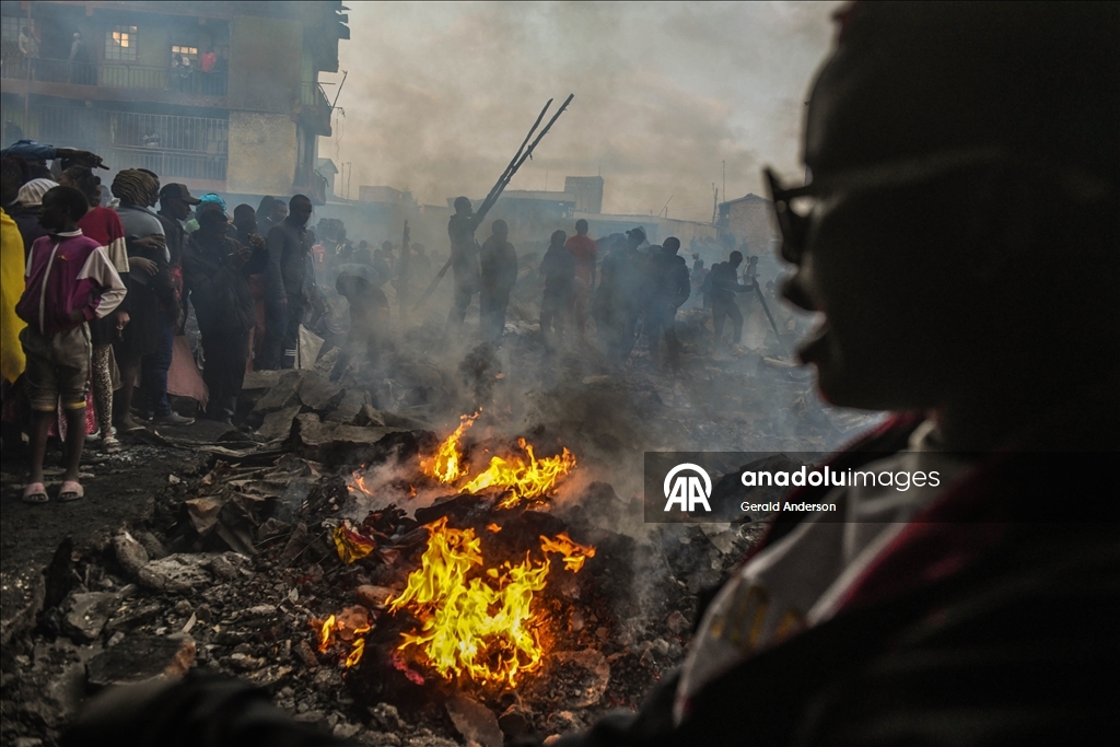 Kenya'nın başkenti Nairobi'de çıkan yangın çok sayıda evin yanmasına neden oldu