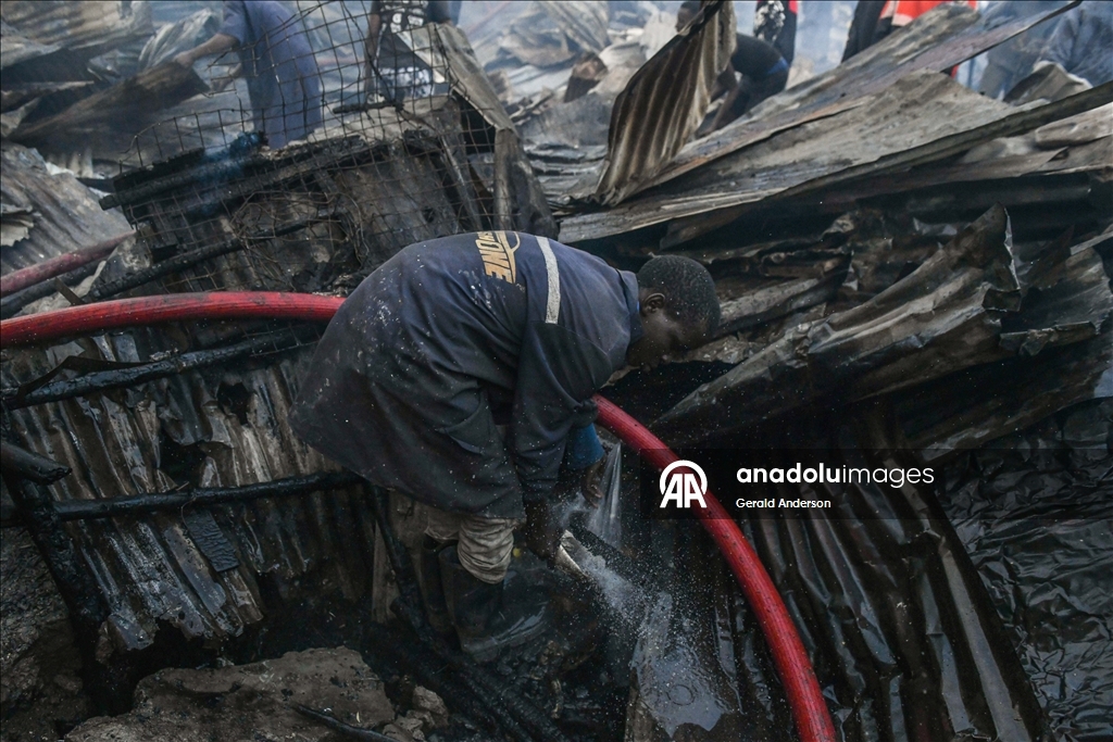 Kenya'nın başkenti Nairobi'de çıkan yangın çok sayıda evin yanmasına neden oldu