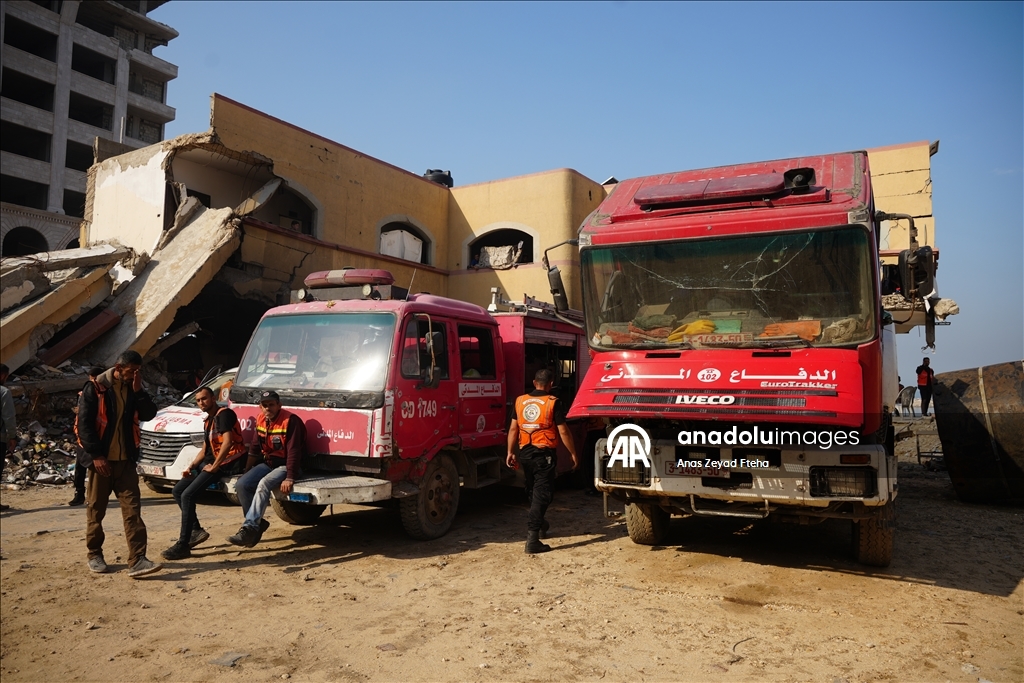 В Газе спасательные службы продолжают работу в поврежденных зданиях