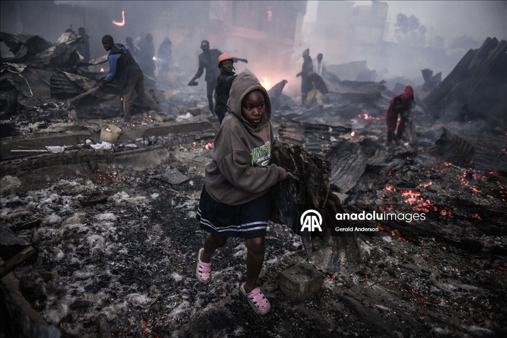 Kenya'nın başkenti Nairobi'de çıkan yangın çok sayıda evin yanmasına neden oldu