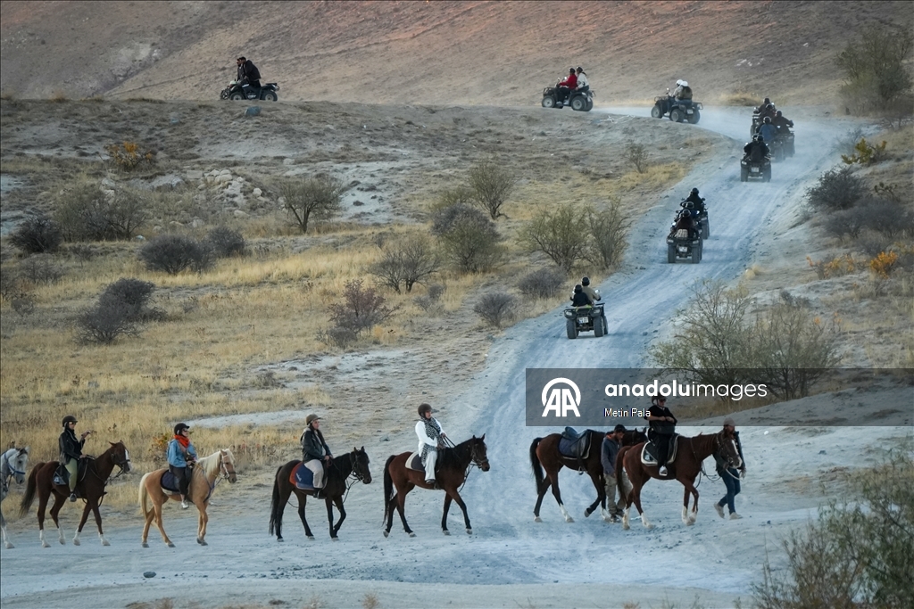 Kapadokya’da arazi araçları ve atlarla yapılan turlar ilgi görüyor