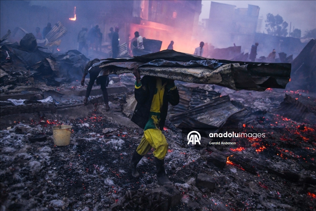 Kenya'nın başkenti Nairobi'de çıkan yangın çok sayıda evin yanmasına neden oldu