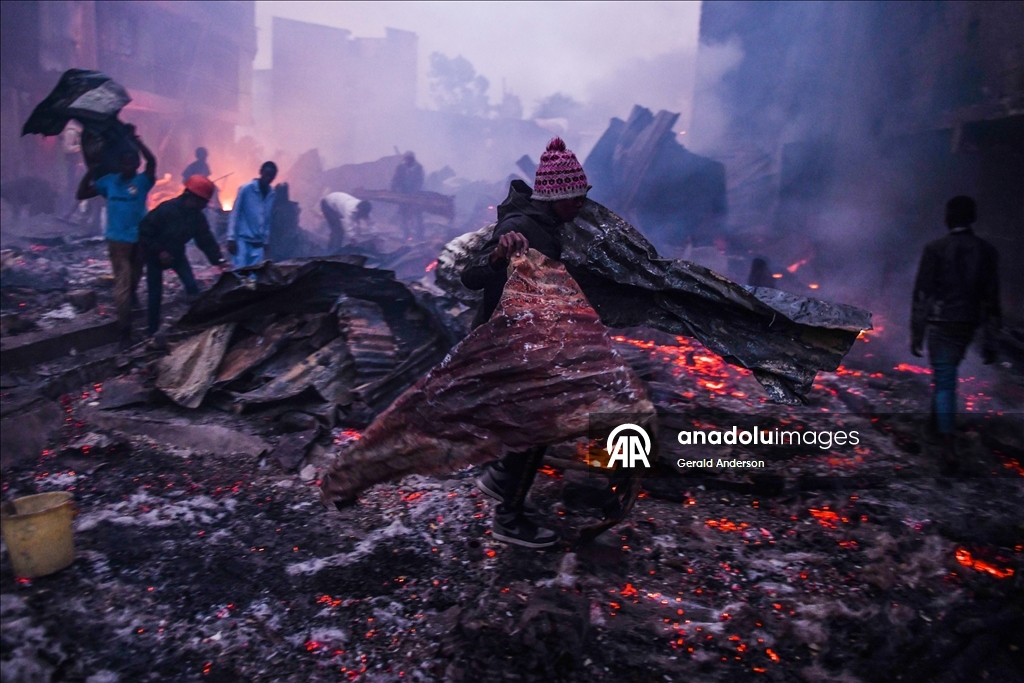 Kenya'nın başkenti Nairobi'de çıkan yangın çok sayıda evin yanmasına neden oldu