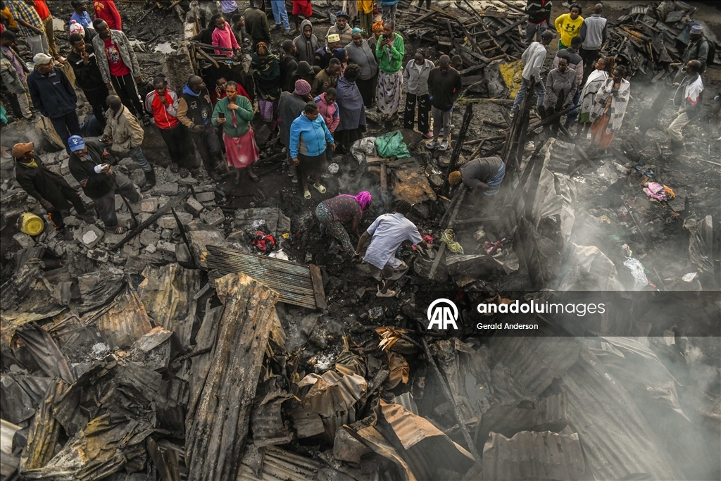 Kenya'nın başkenti Nairobi'de çıkan yangın çok sayıda evin yanmasına neden oldu