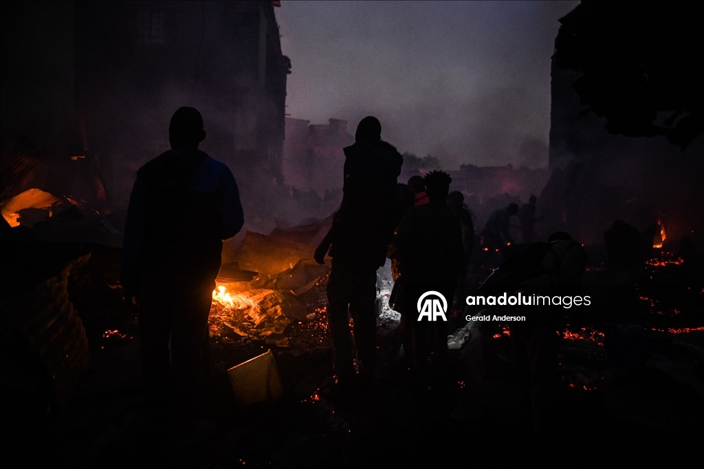 Kenya'nın başkenti Nairobi'de çıkan yangın çok sayıda evin yanmasına neden oldu