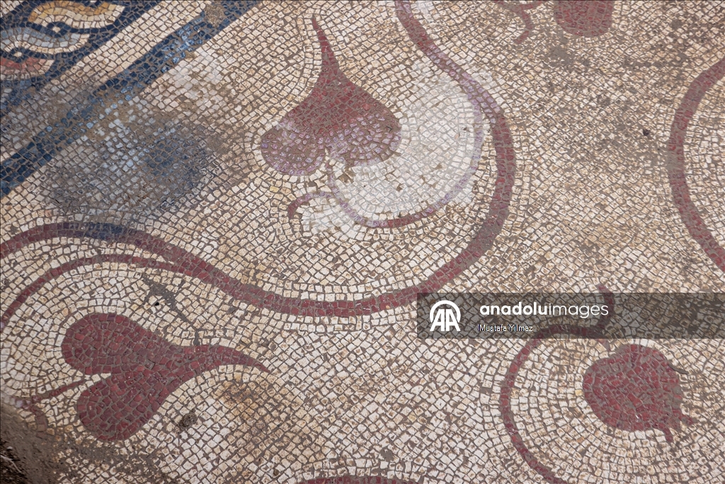 İznik'te tasvirlerle bezenmiş 3. yüzyıla ait taban mozaiği gün yüzüne çıkarılıyor